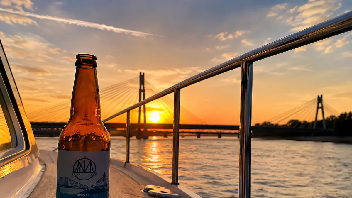 Alkohol na pokładzie. Czy można pić podczas rejsu?